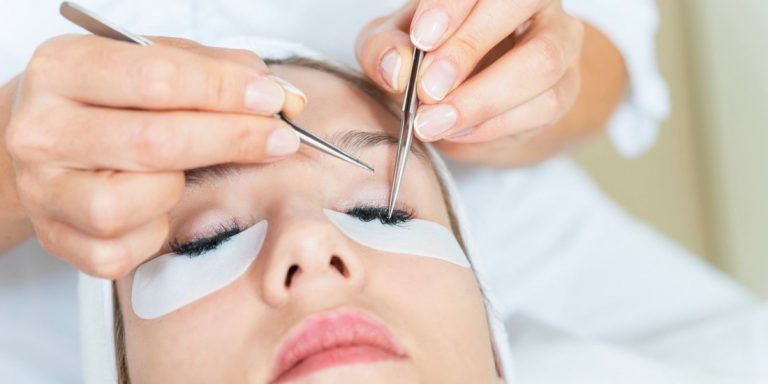 How to become an eyelash extension technician